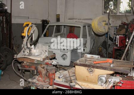 Auto in fase di costruzione in officina. Carrozzeria auto, telaio auto, scheletro auto in servizio. Foto Stock