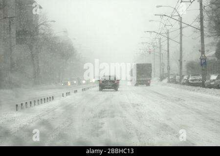 Bucarest, Romania. Guida su strade innevate della città. Foto Stock