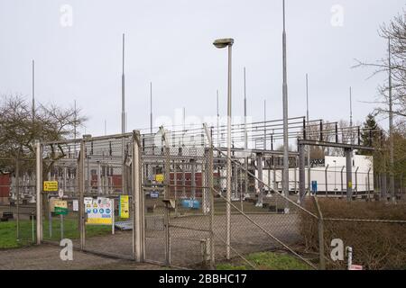 Stazione di trasformazione elettrica ad alta tensione a Gouda, Paesi Bassi. Il testo olandese sulla piastra gialla significa: "Alta tensione. Attenzione. Pericolo per la vita". Foto Stock