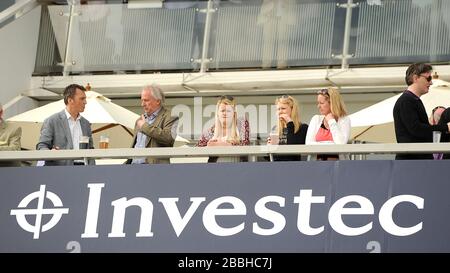 Racegoers guardare l'azione dal Grandstand Foto Stock