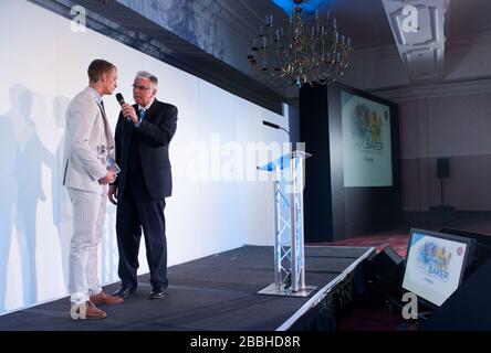 Carl Baker (a sinistra) di Coventry City raccoglie i suoi giocatori del premio stagionale Foto Stock