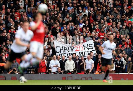 I fan del Manchester United tengono un banner che celebra i loro 20 titoli di campionato Foto Stock