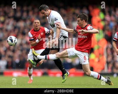 Robin van Persie (a sinistra) del Manchester United e Laurent Koscielny battaglia dell'Arsenal per la palla Foto Stock