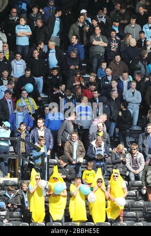 Gli appassionati di Coventry si immergi nell'atmosfera degli stand Foto Stock