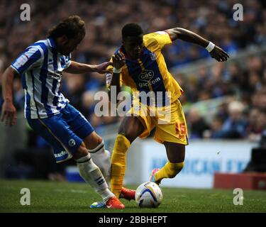 Brighton e Hove Albion's Inigo Calderon affronta Wilfried Zaha, il Crystal Palace Foto Stock