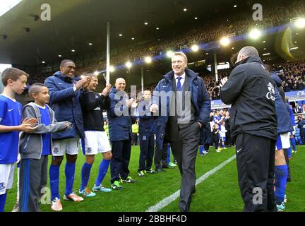 Il manager uscente di Everton David Moyes saluta i giocatori che hanno formato una guardia d'onore per lui e Phil Neville dopo il fischio finale Foto Stock