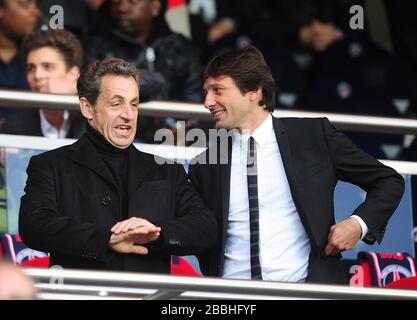 Ex presidente francese Nicolas Sarkozy (a sinistra) in stand con il direttore di calcio di Parigi Saint Germain Leonardo Foto Stock