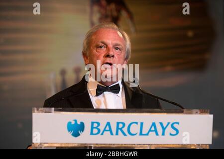 Il Chief Executive di PFA Gordon Taylor OBE parla alla folla durante i PFA Player of the Year Awards 2013 al Grosvenor House Hotel di Londra. Foto Stock