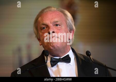 Il Chief Executive di PFA Gordon Taylor OBE parla alla folla durante i PFA Player of the Year Awards 2013 al Grosvenor House Hotel di Londra. Foto Stock