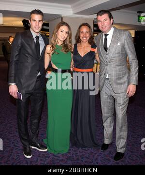 Robin Van Persie (a sinistra) sua moglie Bouchra (al centro a sinistra) posa per una fotografia con gli amici durante il PFA Player of the Year Awards 2013 al Grosvenor House Hotel, Londra. Foto Stock