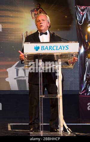 Il Chief Executive di PFA Gordon Taylor OBE parla alla folla durante i PFA Player of the Year Awards 2013 al Grosvenor House Hotel di Londra. Foto Stock