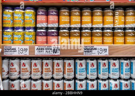 Due scaffali di lattine di birre artigianali e birre alla spina a Trader Joe's, Wichita, Kansas, USA Foto Stock