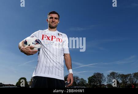 Aaron Hughes di Fulham che promuove l'evento di beneficenza Shooting Star Chase al Motspur Park. Foto Stock