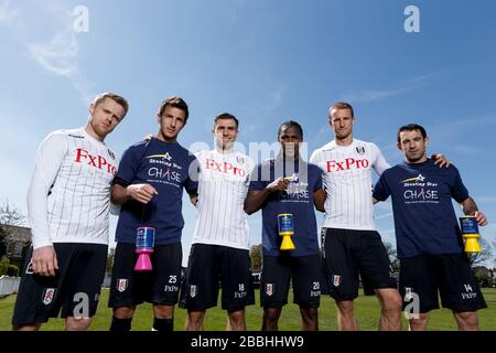 Damien Duff di Fulham, Stanislav Manolev, Aaron Hughes, Hugo Rodallega, Brea Hangeland e Giorgos Karagounis promuovono l'evento di beneficenza Shooting Star Chase al Motspur Park. Foto Stock