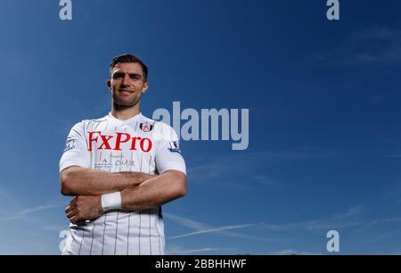 Aaron Hughes di Fulham che promuove l'evento di beneficenza Shooting Star Chase al Motspur Park. Foto Stock