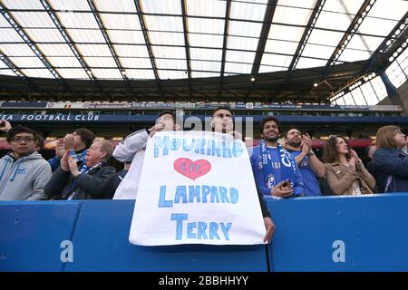 Un fan di Chelsea in stand detiene un segno di sostegno dell'ex manager Jose Mourinho e degli attuali giocatori Frank Lampard e John Terry Foto Stock