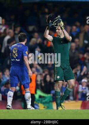 Il portiere del Chelsea Petr Cech festeggia dopo il fischio finale Foto Stock