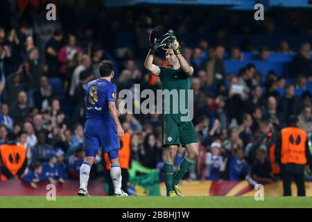 Il portiere del Chelsea Petr Cech celebra la vittoria dopo il fischio finale Foto Stock