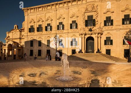 Malta, la Valletta: Progettato da Girolamo Cassar ma successivamente ristrutturato sotto il Gran Maestro di Pinto, Auberge de Castille, situato in piazza Castille Foto Stock