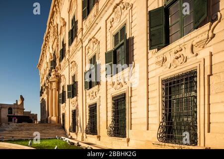 Malta, la Valletta: Progettato da Girolamo Cassar ma successivamente ristrutturato sotto il Gran Maestro di Pinto, Auberge de Castille, situato in piazza Castille, è Foto Stock