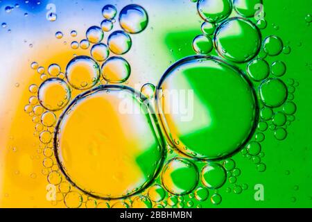 Astratto sfondo di bolle d'olio sulla superficie d'acqua colorful tavolozza. Primo piano macro. Foto Stock