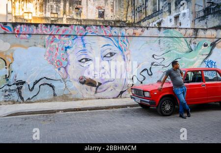 Street art e uomo, Havana Vieja, Cuba Foto Stock