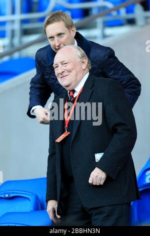 L'ex leader laburista Neil Kinnock guarda dagli stand Foto Stock