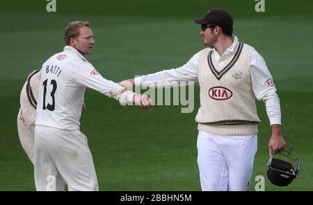 Gareth Batty (a sinistra) e il capitano Graeme Smith nel campo durante il gioco contro Somerset Foto Stock