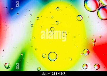 Astratto sfondo di bolle d'olio sulla superficie d'acqua colorful tavolozza. Primo piano macro. Foto Stock