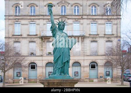 Piccola copia della statua della libertà di fronte all'edificio. Giorno invernale, Bordeaux, Francia Foto Stock