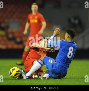 Jordan Lussey di Liverpool (a sinistra) e la guancia di Ruben Loftus di Chelsea (a destra) combattono per la palla. Foto Stock