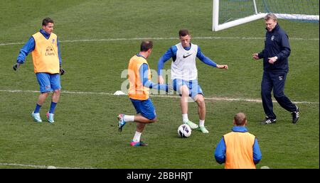 Il manager di Everton David Moyes (a destra) guarda Ross Barkley (seconda a destra) durante la giornata di allenamento all'aperto presso il Goodison Park Foto Stock