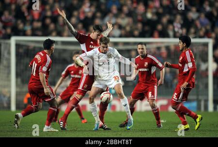 Patrick Bamford di Milton Keynes Dons ha sfidato Aden Flint di Swindon Town Foto Stock