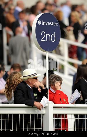 Racegatori guardare l'azione dal grandstand Foto Stock