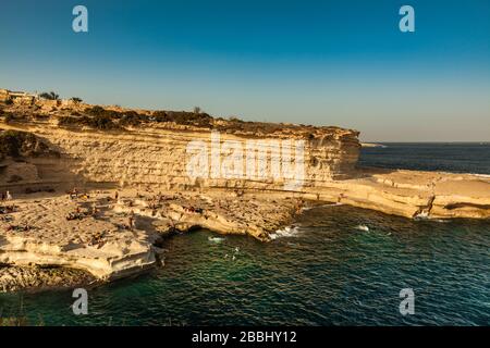 Malta, la piscina di San Pietro è una delle più belle e splendide piscine naturali di Malta ed è situata vicino a Marsaxlokk, sulla punta del del Foto Stock