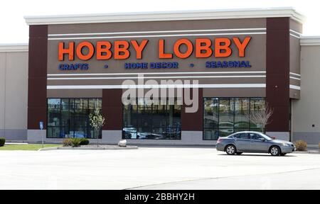 St. Louis, Stati Uniti. 31st Mar, 2020. Solo un'auto è parcheggiata nel parcheggio di questo negozio di artigianato della lobby aperta di Hobby a St. Louis il martedì 31 marzo 2020. Hobby lobby ha deciso di tenere molti dei suoi negozi aperti, durante la diffusione Coronavirus. L'azienda ha spiegato sul suo sito web che stava aumentando la frequenza delle pulizie del negozio. Il CEO della lobby di hobby David Green ha detto ai 40.000 dipendenti su Twitter, che i negozi della lobby di Hobby sarebbero stati aperti perché sua moglie Barbara aveva ricevuto un messaggio da Dio. Foto di Bill Greenblatt/UPI Credit: UPI/Alamy Live News Foto Stock