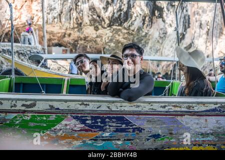 Turisti sull'isola di James Bond, Thailandia, Asia Foto Stock