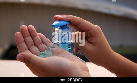 Bambini lavando le mani con gel a base di alcool per proteggere dal virus corona. Foto Stock