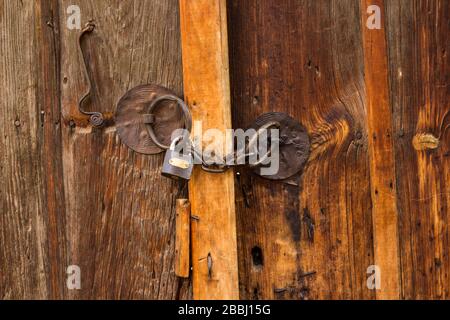 Questa è una vecchia porta di legno marrone da un villaggio in Turchia Foto Stock