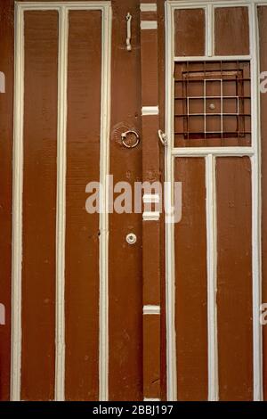 Questa è una vecchia porta di legno marrone da un villaggio in Turchia Foto Stock