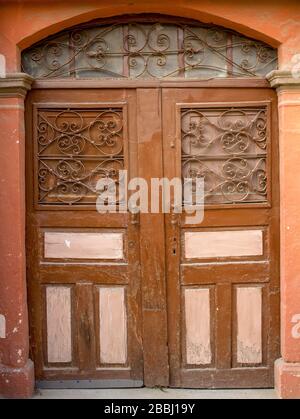 Questa è una vecchia porta di legno marrone da un villaggio in Turchia Foto Stock