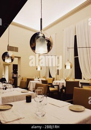 Milano, Italia circa Gennaio 2020: Interni moderni di un ristorante di lusso a Milano, Lombardia regione nel Nord Italia Foto Stock