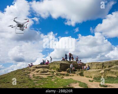 Escursionisti, rambler, escursionisti nel Parco Nazionale in una giornata di sole con drone (aggiunto in Photoshop) volare in alto Foto Stock