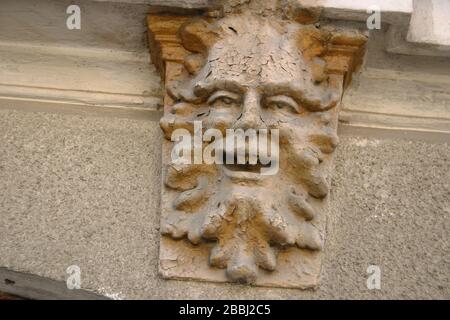 Primo piano di elemento in mascaron decorativo intagliato su 19th secolo casa a Bucarest, Romania Foto Stock