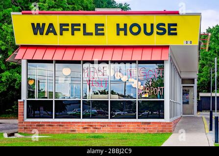 Un cartello annuncia la chiusura temporanea di waffle House a causa di COVID-19, 29 marzo 2020, in Mobile, Alabama. Foto Stock