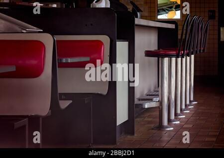 I posti a sedere sono vuoti presso una waffle House chiusa a causa di COVID-19, 29 marzo 2020, in Mobile, Alabama. Foto Stock