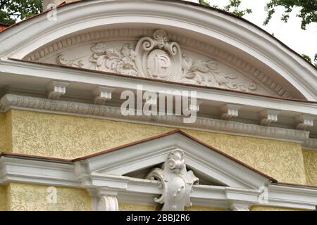 Splendidi dettagli architettonici sull'edificio del 19th secolo a Bucarest, Romania Foto Stock