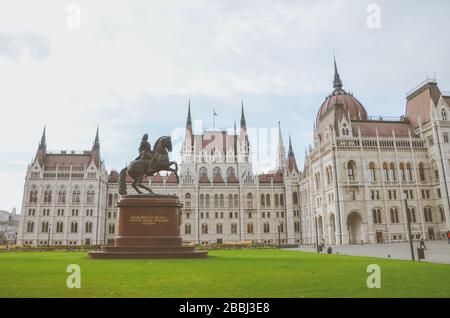 Budapest, Ungheria - 6 novembre 2019: Costruzione del Parlamento ungherese Orszaghaz. La sede dell'Assemblea Nazionale dell'Ungheria. Statua equestre di Ferenc Rakoczi II. Foto orizzontale con filtro. Foto Stock