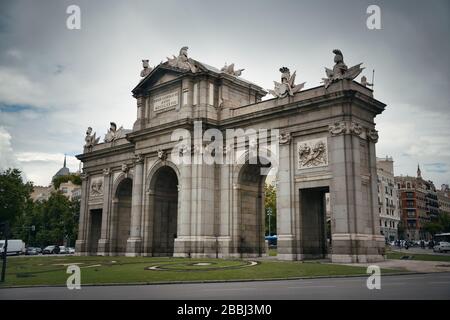 Puerta de Alcala o alla Porta di Alcalá closeup vista in Madrid Spagna. Foto Stock