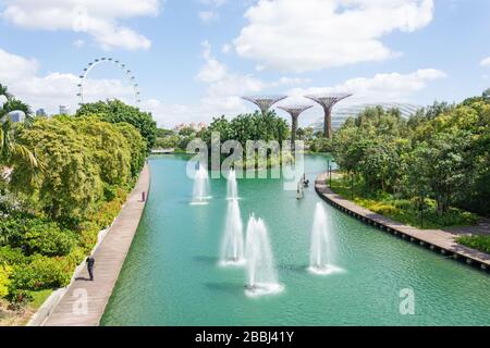 Fontane sul lago Dragonfly nei giardini vicino alla baia, centro città, Marina Sud, Singapore Foto Stock